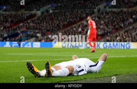 Toby Alderweireld de Tottenham Hotspur est blessé sur le terrain lors du match du groupe H de la Ligue des champions de l'UEFA au stade Wembley, à Londres. Banque D'Images