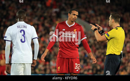 Joel Matip, de Liverpool, parle à l'arbitre Ivan Kruzliak lors du match du groupe E de la Ligue des champions de l'UEFA à Anfield, à Liverpool. Banque D'Images