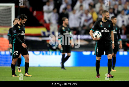 Karim Benzema (à droite) du Real Madrid semble abattu après que le DELE Alli de Tottenham Hotspur (non illustré) ait inscrit le premier but de son côté pendant le match de l'UEFA Champions League, le groupe H au stade Wembley, à Londres. Banque D'Images