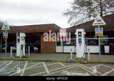 Points de recharge électrique à une station d'autoroute au Royaume-Uni. Banque D'Images