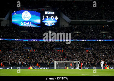 Un point de vue général après que Christian Eriksen de Tottenham Hotspur (pas sur l'image) ait obtenu le troisième but du match de son côté pendant la Ligue des champions de l'UEFA, le match du Groupe H au stade Wembley, à Londres. Banque D'Images