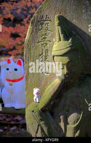 Maneki-neko chat faisant signe à gotokuji temple à Tokyo Japon Banque D'Images