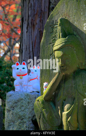 Maneki-neko chat faisant signe à gotokuji temple à Tokyo Japon Banque D'Images