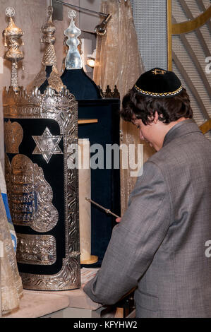 Minnetonka, Minnesota. Garçon de 14 ans pratiquant pour son bar-mitsva à bet shalom congregation synagogue. lecture de la torah lors d'une bar-mitsva Banque D'Images