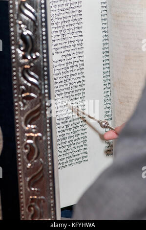 Minnetonka, Minnesota. Garçon de 14 ans pratiquant pour son bar-mitsva à Bet SHALOM CONGREGATION Synagogue. Une lecture de la Torah avec une yad. Banque D'Images