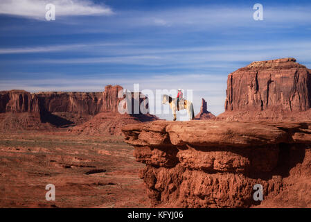 Belle scène de Native American assis sur un cheval à Monument Valley, Utah - Arizona State, l'Amérique. Banque D'Images