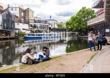 Les jeunes sur les rives de Regents Canal à Camden Lock, Camden Town, , le nord de Londres, Angleterre, RU Banque D'Images