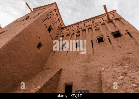 Ait-ben-Haddou, Maroc, 17 octobre, 2017 : ait-ben-haddou fortification, le ksar est un pré-saharienne village traditionnel de type d'habitation architectur Banque D'Images