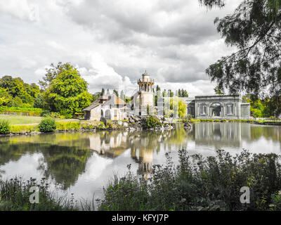 Light House magnifique photographie de paysage avec étang et arbres réflexions sur l'encadrement à Versailles France avec nuages blancs moelleux ci-dessus. Banque D'Images