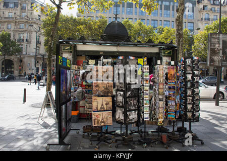 Petite boutique de cadeaux souvenirs locales et autochtones pour la vente de produits sur les voyageurs à la chaussée à côté de route dans l'avenue des Champs-elysees le 6 septembre Banque D'Images