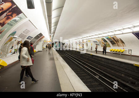 Français et étranger travlers marche et attendre le train à la station de métro souterrain de métro à Paris le 7 septembre 2017 à Paris, France Banque D'Images