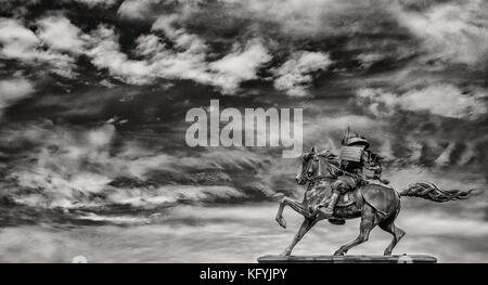 Kusunoki masashige samurai statue équestre en bronze érigée en 1897 dans le centre de Tokyo, contre beau ciel avec des nuages Banque D'Images