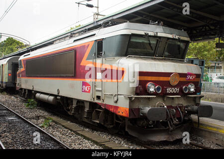 Arrêt de train en attente dans la borne pour envoyer et recevoir de la plate-forme passager à la gare de Paris-est ou Paris gare de l'est le 7 septembre Banque D'Images