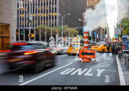 Tous les jours à New York. La circulation en 49 ème rue et de la tuyauterie de vapeur Banque D'Images