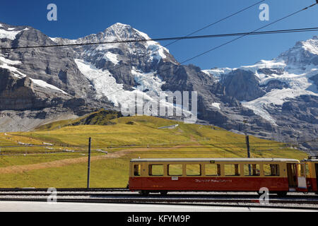 Le wagon se trouve sur les voies situées sous la Jungfrau à la gare de Kleine Scheidegg, dans l'Oberland bernois, en Suisse Banque D'Images