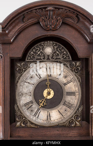 Tambour Antique horloge grand-père tête isolé sur un fond blanc. Banque D'Images