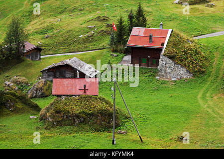 Bâtiments protégés contre les avalanches par des barrières en pierre dans le village suisse de Schiltalp, Oberland bernois, Suisse Banque D'Images