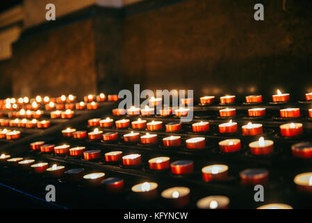 Un bon nombre de bougies veilleuse dans la vieille église Banque D'Images