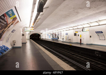 Français et étranger travlers marche et attendre le train à la station de métro souterrain de métro à Paris le 5 septembre 2017 à Paris, France Banque D'Images