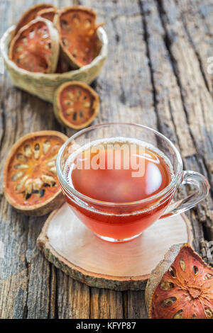 Une photo de jus de fruits secs chauds beal sur table en bois Banque D'Images