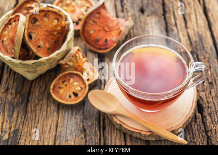 Une photo de jus de fruits secs chauds beal sur table en bois Banque D'Images