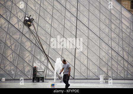 Français Utilisation nettoyant machine automatique le nettoyage du verre de la pyramide du Louvre au musée du Louvre ou le musée du Louvre le 6 septembre 2017 à par Banque D'Images