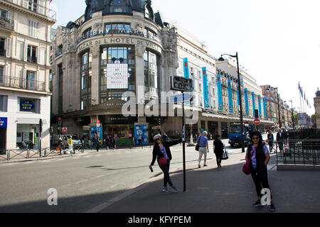 Les femmes thaïlandaises d'Asie voyages et la mère et la fille se faisant passer à l'avant du magasin bhv le marais sur la rue de rivoli road le 6 septembre 2017 à Paris, Banque D'Images