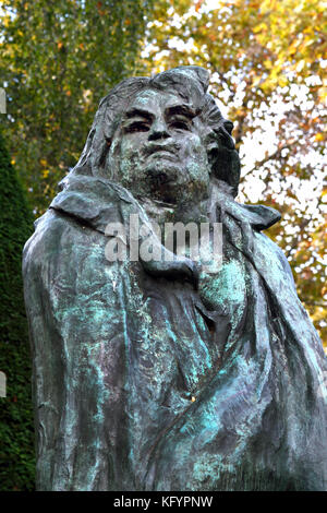 MONUMENT DE Bronze 1898 BALZAC H. 270 cm ; W. 120,5 cm ; D. 128 cm François René Auguste Rodin 1840 -1917 (connu comme Auguste Rodin ) est un sculpteur français, Paris France français. Les plus originaux ( Rodin a quitté le travail à partir de thèmes traditionnels de la mythologie et l'allégorie, modelé le corps humain avec réalisme, et célébré le caractère individuel et physique.) Honoré de Balzac 1799 - 1850 Un romancier et dramaturge français. ( Le roman La Comédie Humaine de séquence, qui présente un panorama de la vie post-NapoleonicFrench, est généralement considéré comme son magnum opus. ) Banque D'Images