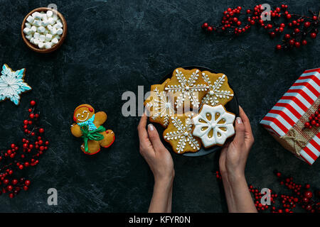Les biscuits de Noël en mains Banque D'Images