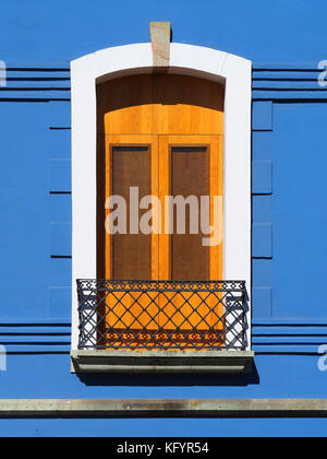 Belles mexicaines colorées, portes et fenêtres. Banque D'Images