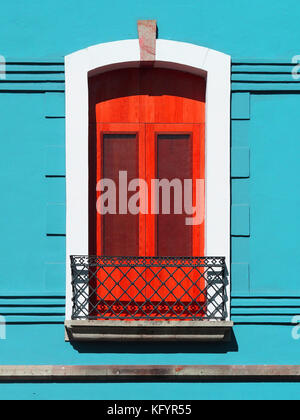 Belles mexicaines colorées, portes et fenêtres. Banque D'Images