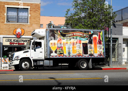 Bières primé sur le côté d'un camion de livraison sur Sunset Boulevard, dans l'Est de Los Angeles, California USA KATHY DEWITT Banque D'Images