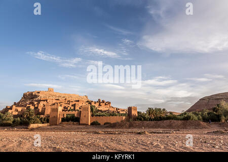 Ait-ben-Haddou, Maroc, 17 octobre, 2017 : ait-ben-haddou est une place forte, pré-saharienne village traditionnel de l'architecture type d'habitation, maintenant sur une Banque D'Images