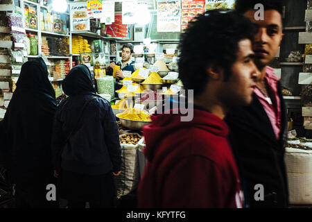 Shiraz, Iran - 18 décembre 2013. Un homme de la région vend des épices et d'autres produits alimentaires dans un bazar à Shiraz. Banque D'Images