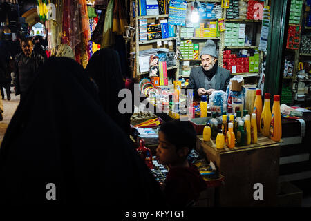 Shiraz, Iran - 18 décembre 2013. Un vieil homme vend des articles ménagers au bazar local de Shiraz. Banque D'Images