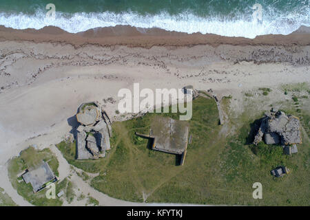 La "pointe de Neville' pointe avec l'ancienne batterie d'artillerie de la Seconde Guerre mondiale 'Blankenese' à Neville-sur-Mer, une partie de l'Allemagne de l'Atlantique de Wal Banque D'Images