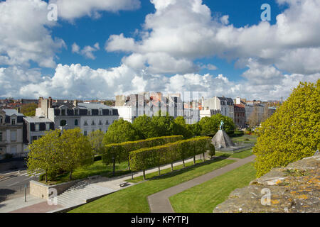 Boulogne-sur-Mer (nord de la France) : Square Auguste-Mariette-Pacha, célèbre égyptologue, à l'honneur sur cette place avec le bateau solaire Khufu, et Banque D'Images