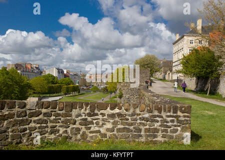 Boulogne-sur-Mer (nord de la France) : Square Auguste-Mariette-Pacha, célèbre égyptologue, à l'honneur sur cette place avec le bateau solaire Khufu, et Banque D'Images