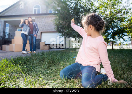 Little girl waving to parents Banque D'Images