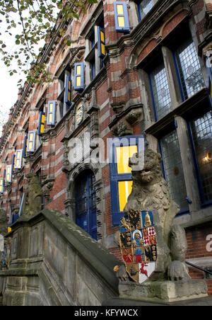 Escalier avec des statues de lion à la 16e siècle ancienne chancellerie à Turfmarkt street, central Leeuwarden, Frise, Pays-Bas. Banque D'Images