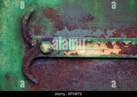 Partie du mécanisme d'ouverture de la porte, peinte dans une teinte verte et fortement rouillés, gâtés par le temps. Le mécanisme est en fer, mais le temps a t Banque D'Images