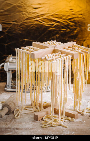 Le séchage traditionnel italien fait maison pâte tagliatelle Banque D'Images
