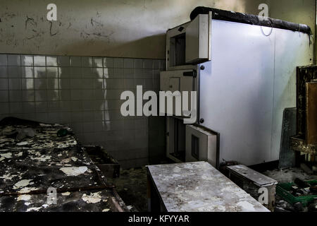 La prise d'un réfrigérateur cell dans une chambre d'une morgue, à l'intérieur d'un hôpital psychiatrique abandonné Banque D'Images