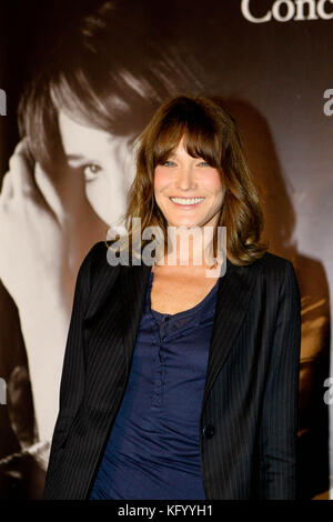 Carla Bruni pose pour les photographes à Athènes. Carla Bruni. l'ancienne première dame de france, Carla Bruni commence son tour de la musique du monde à Athènes, g Banque D'Images