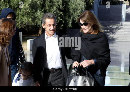 L'ancien président français Nicolas Sarkozy avec son épouse Carla Bruni visiter le musée de l'acropole. l'ancien président français avec sa femme Carla Bruni arrivent Banque D'Images