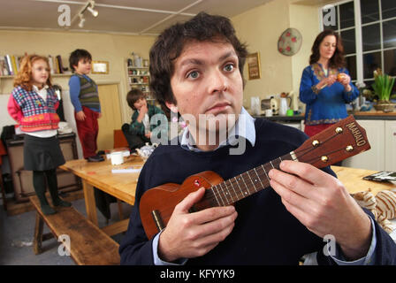 Tom Hodgkinson, épouse Victoria avec Delilah, Arthur et le plus jeune Henry Banque D'Images