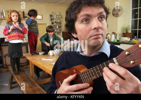 Tom Hodgkinson, épouse Victoria avec Delilah, Arthur et le plus jeune Henry Banque D'Images