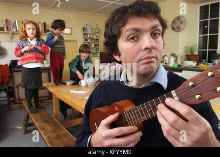 Tom Hodgkinson, épouse Victoria avec Delilah, Arthur et le plus jeune Henry Banque D'Images