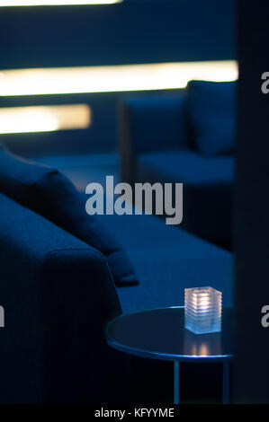 Design intérieur moderne et minimaliste avec un canapé et une table basse. Banque D'Images