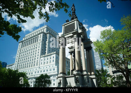 Montréal,Québec,17 mai, 2013. sir John a. MCDONALD, statue et la sunlife bâtiment en arrière-plan sur la place du canada.credit:Mario Beauregard Banque D'Images